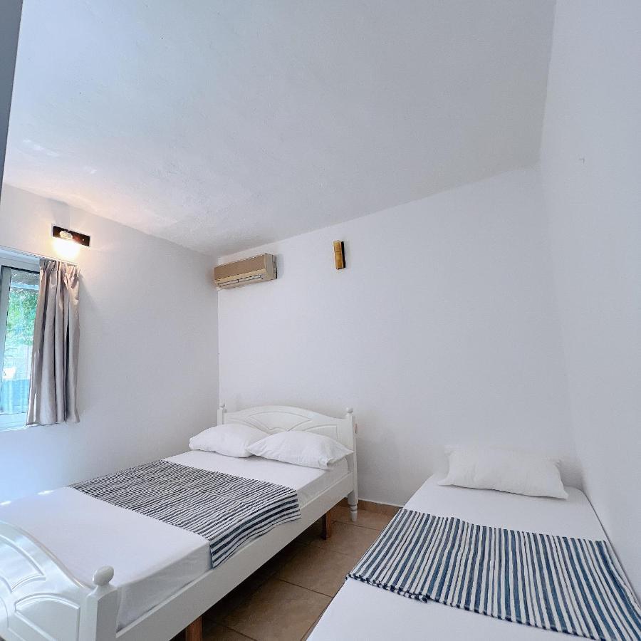 Garden Villa Naza Piqeras Luaran gambar