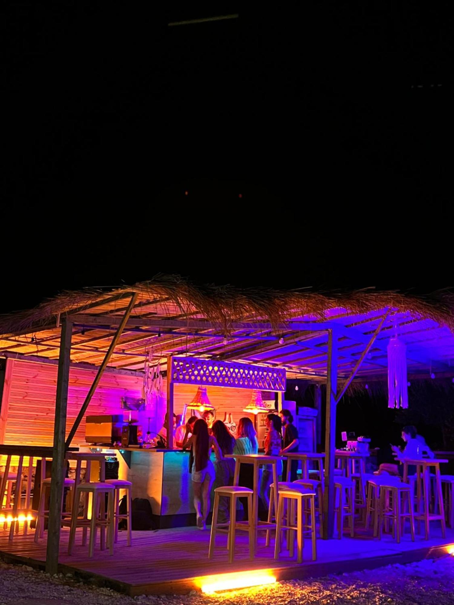 Garden Villa Naza Piqeras Luaran gambar