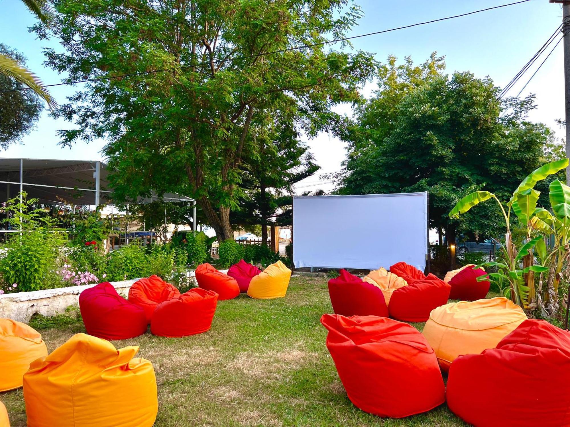 Garden Villa Naza Piqeras Luaran gambar