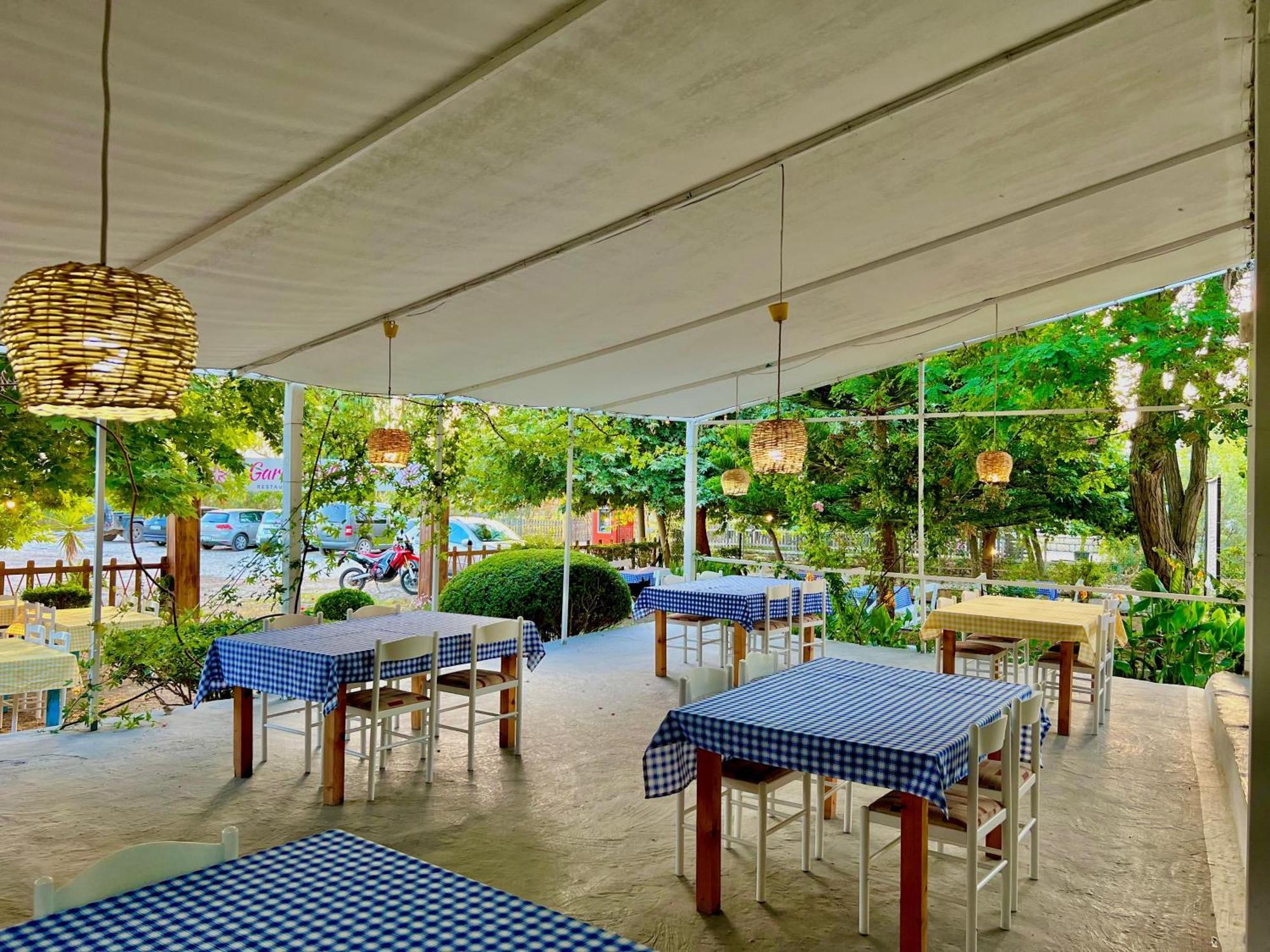 Garden Villa Naza Piqeras Luaran gambar