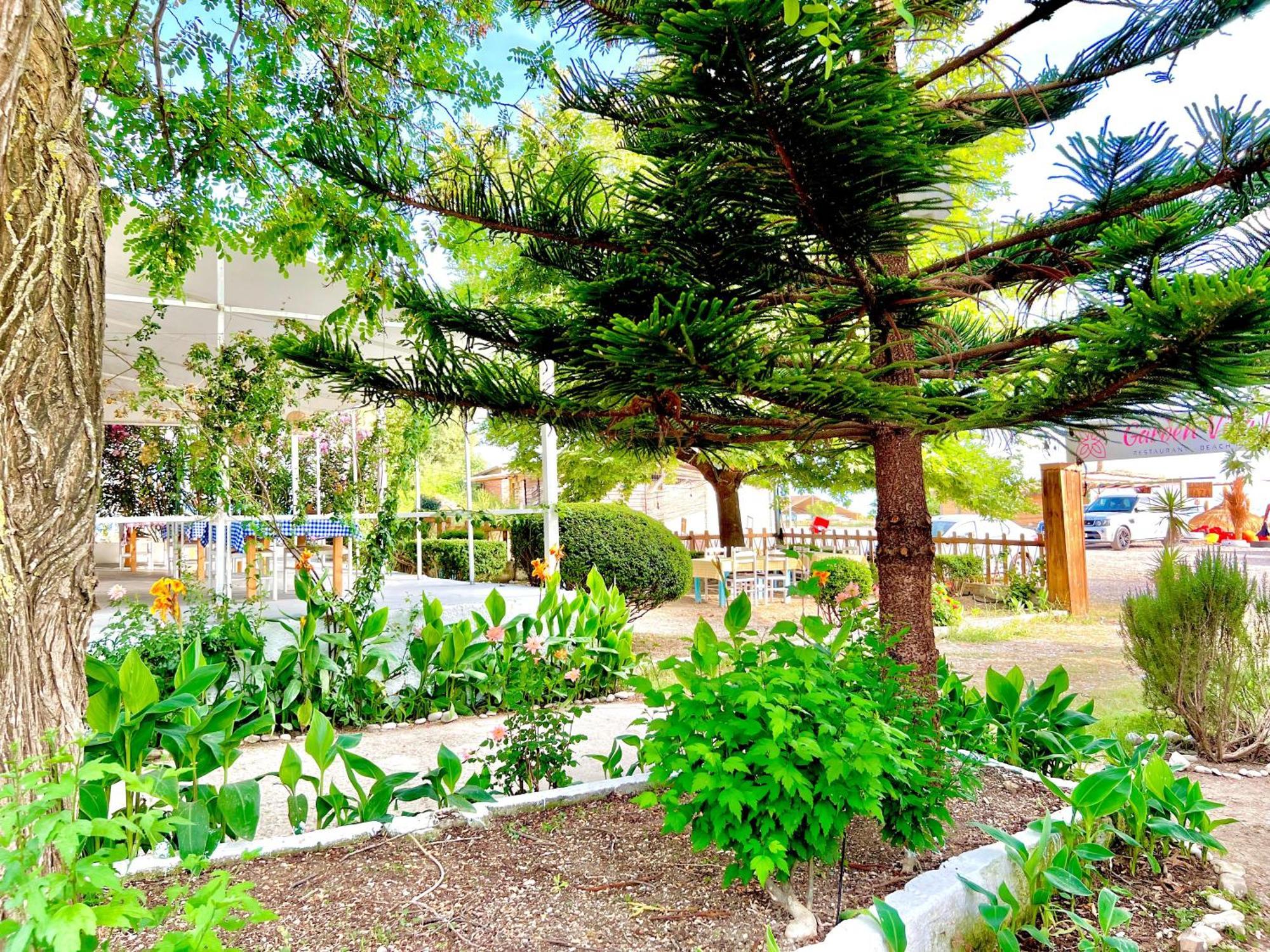 Garden Villa Naza Piqeras Luaran gambar