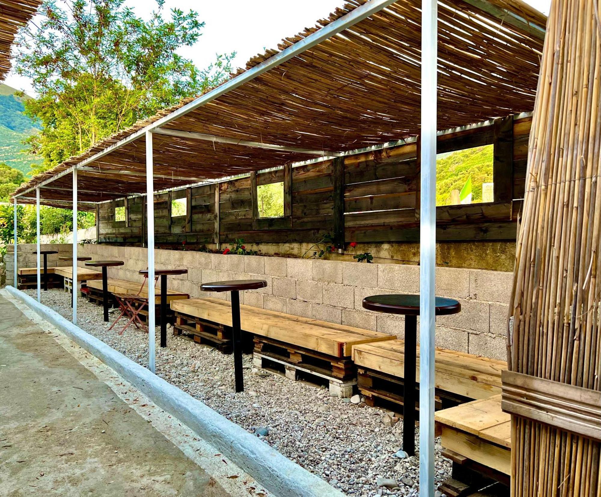 Garden Villa Naza Piqeras Luaran gambar